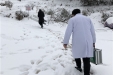 我院医务人员涉雪爬山救治九旬老人