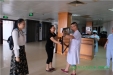精心救治车祸少女，母女感激送敬匾——患者为我院显微外科送敬匾表感激
